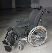 Carrozzina polifunzionale basculante con ruote da transito con seduta da 45cm 