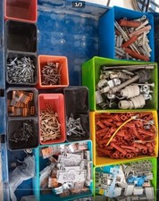 cassetta sortimo  con  di viti e altro 