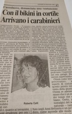 Con il bikini in cortile