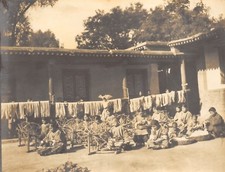 7352) CINA, FOTOGRAFIA (1900/1904) RAGAZZE CIECHE CINESI CHE FILANO LA LANA.