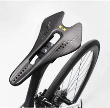 Sella in fibra di carbonio per