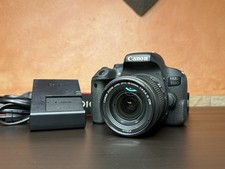 Canon EOS 800D con obiettivo