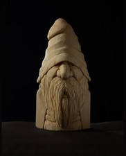 Scultura di Gnomo intagliato a mano in legno di Cirmolo .