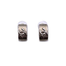 Autentici orecchini piercing Chanel metallo argento semi cerchio logo CC