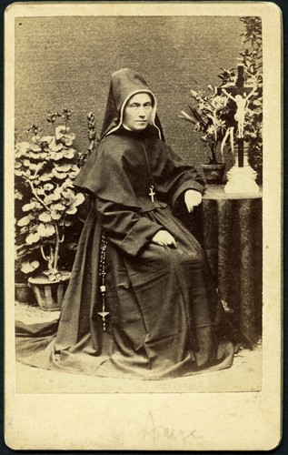 Nun con crocifissi frohsdorf - nun,
