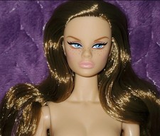 Bambola bruna lentigginente