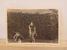 Ciclista su bici con sfondo legnaia e moto targata Ravenna Italia anni '50
