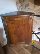 Angoliera in legno con vetrina