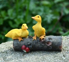 Statua due bambini anatra su