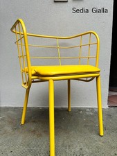 Sedie gialle con braccioli in acciaio verniciato