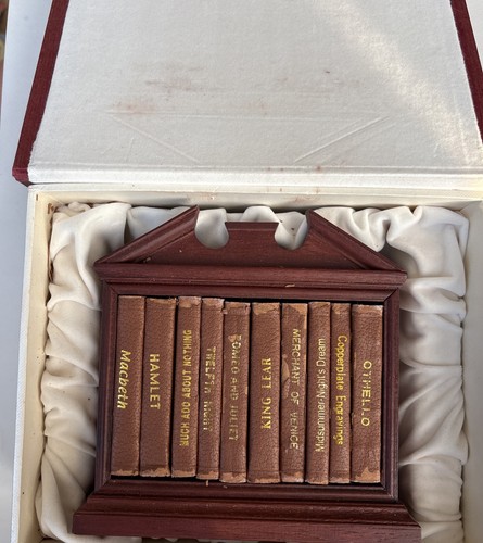 Miniature shakespeare library - ,