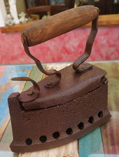 ANTICO FERRO DA STIRO IN GHISA