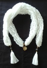 Sciarpa gioiello artigiale in lana 80% e mohair 20%. Perle di vetro e resina.