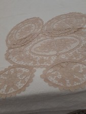 N.5 centrini ricamati ad intaglio e festonati