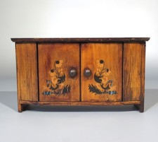 Armadio per bambole vintage francese art deco in legno intagliato a mano