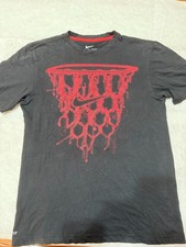 T-shirt sportiva firmata Nike, perfetta per gli amanti del basket e dello street