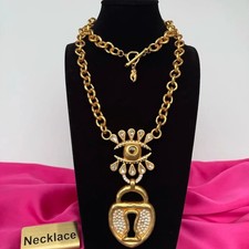 Collana con ciondolo buco