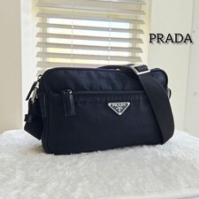 Borsa a tracolla PRADA per fotocamera in pelle di nylon nera unisex dal Giappone