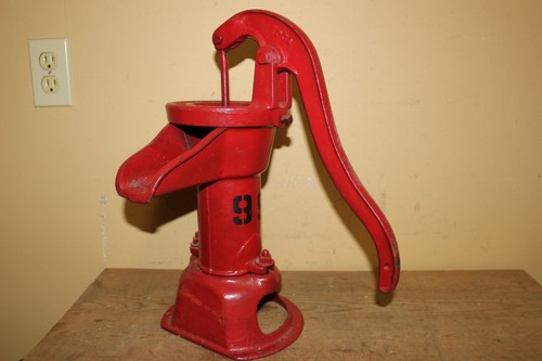 Antica pompa manuale vintage