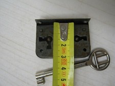 ANTICA SERRATURA CON CHIAVE A INCASSO SERRATURE PER ANTICHI MOBILI BAULE ARMADI