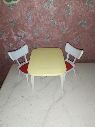 Vecchio tavolo plastica 2 - in,