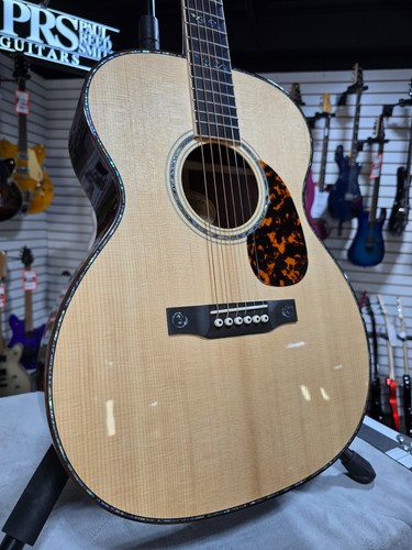 Larrivee acoustic guitar - om-10,