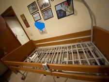 Letto elettrico per degenza ad altezza variabile e sponde reclinabili