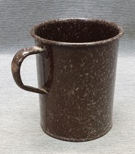 Vecchia tazza smaltata rottami