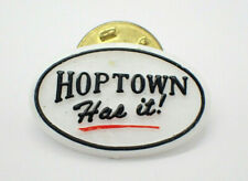Spilla da bavero vintage Hoptown Has It Hop Town