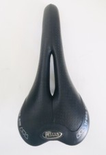 Sella in pelle nera traforata