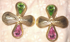 Orecchini clip a forma di croce rosa e verde tono oro cristalli Swarovski dichiarazione