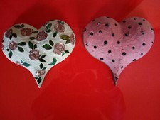 N° 2 cuori in cemento decorati con perle di vetro e pietre