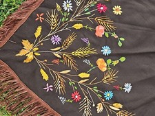 scialle ricamato a mano