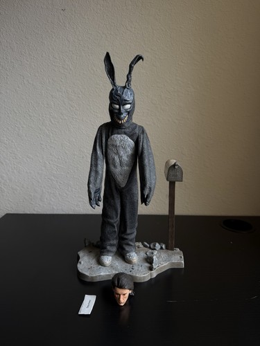 Neca donnie darko the bunny - neca,