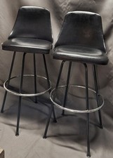 Coppia di sgabelli da bar girevoli MCM Cosco vintage in vinile nero e cromo