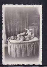 Fotografia Foto Bambino con Coniglietto in Culla D'Epoca KK3974