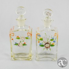 Coppia di bottiglie in vetro soffiato dipinte a mano, XIX secolo