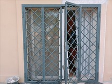 Grata usata portafinestra, 2 x 2 mt ca. disegno occhio bottato grigio scuro.  