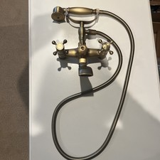 Rubinetto per vasca con piede