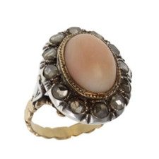 Anello antico con corallo di Sciacca e diamanti, realizzato in oro titolo inferi