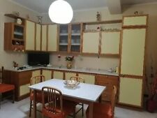 cucina usata marca Gatto, materiale effetto legno, colore giallino e marrone 