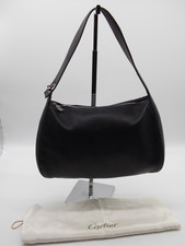 Borsa marca Cartier in pelle colore nero portabile a mano.