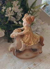 Cavallino a dondolo con bimba