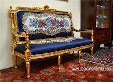Divano dorato stile Luigi XVI con tessuto blu aubusson