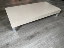 Mobile per tv in legno basso, colore tortora, gambe in acciaio satinato