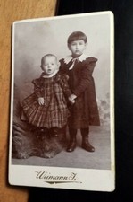 2 kleine Kinder halten