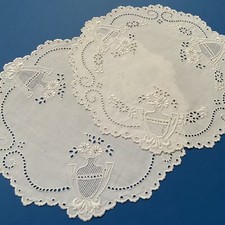 Centrino antico vintage lino ricamato vasi anfore 30 cm bianco