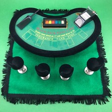 Tavolo Mini da Black Jack Royal Casino con tappeto, sedie, carte e fisch.