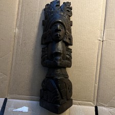 Totem in legno intagliato a