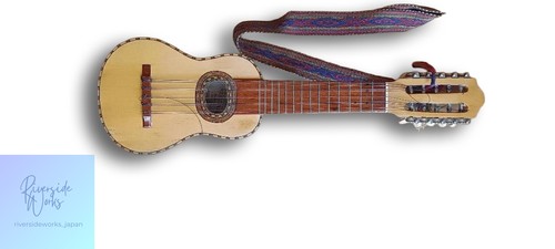 Charango con cinturino